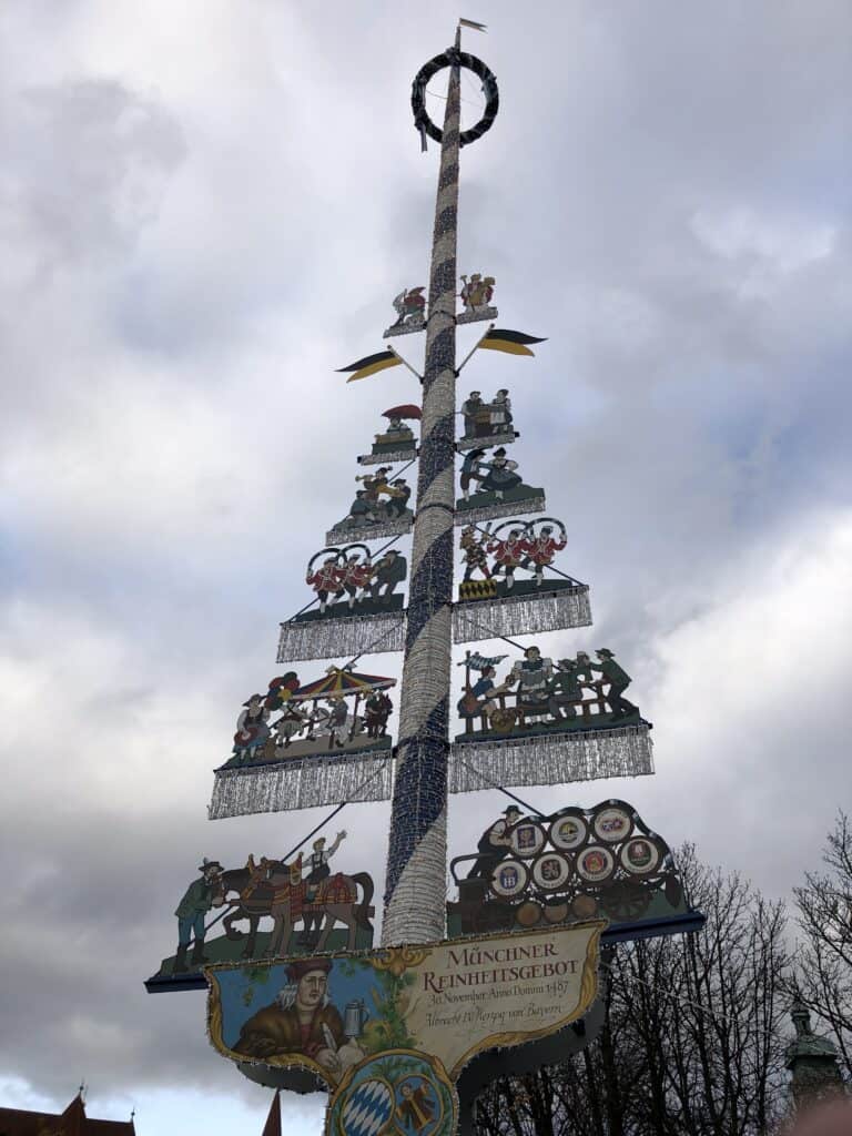 The may pole in front of the Vikualienmarkt. 