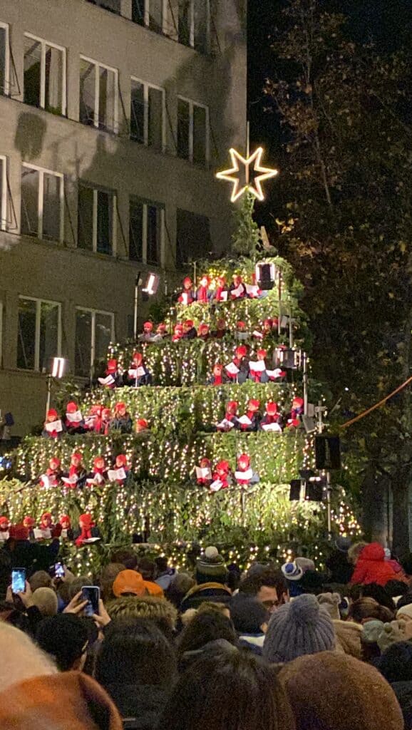 The Singing Christmas Tree at the Werdemuhleplatz Market