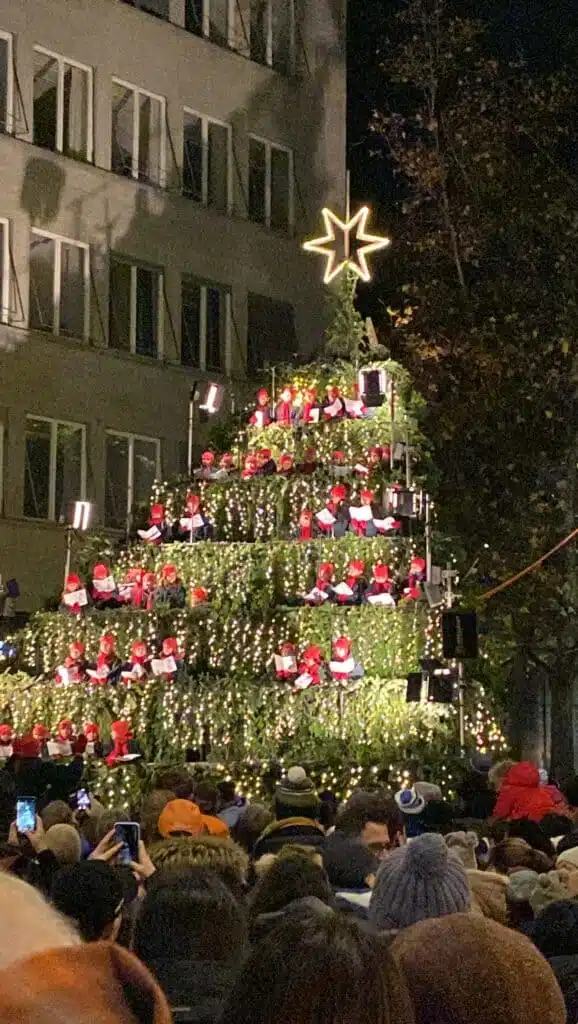 The Singing Christmas Tree at the Werdemuhleplatz Market